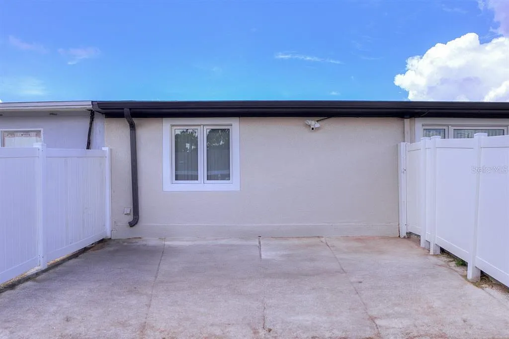 3 bed, 2.0 bath, 1676 sqft, $2,499 — Photo 3