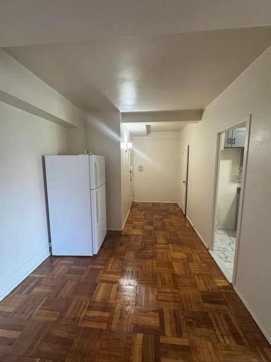 Building Photo - 1410 Metropolitan Ave #2A