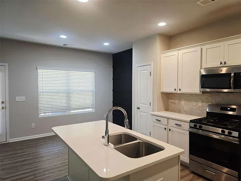 213 N Fortune Way — Photo 6