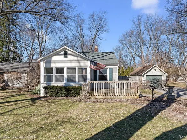 9280 Tanbay St, Commerce Township, MI 48382