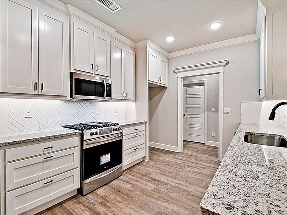 5th image of 19 Shropshire Dr