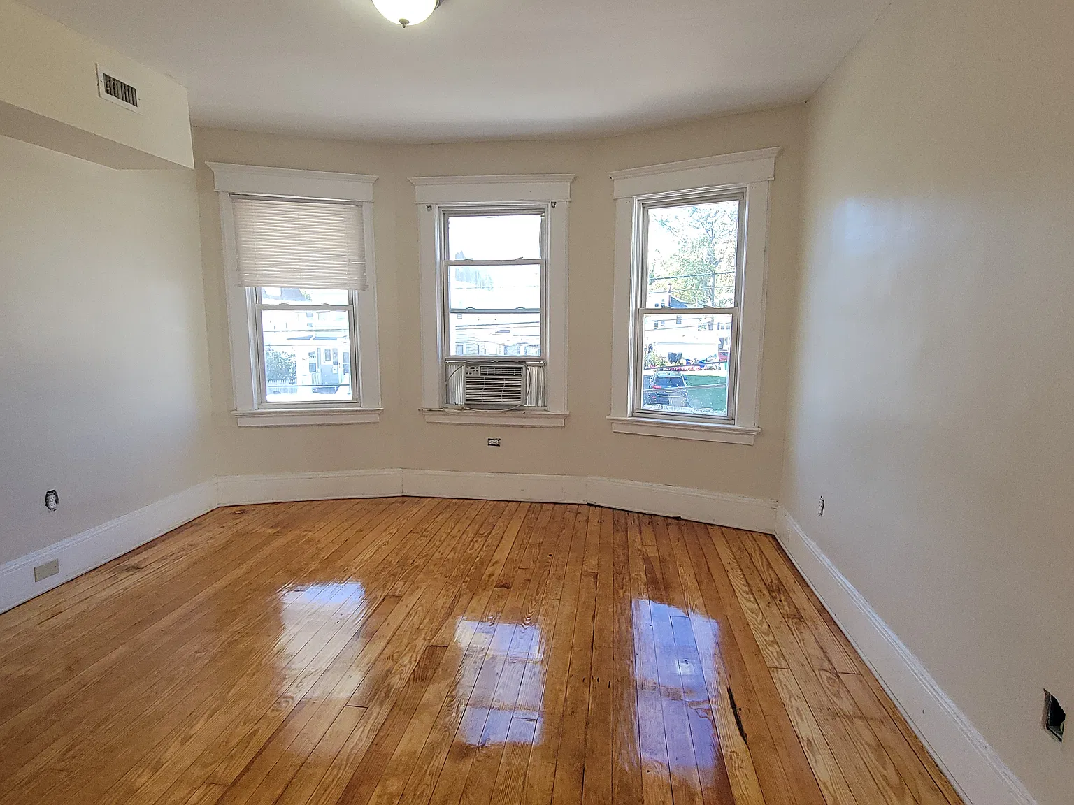 4 bed, 1200 sqft, $3,200 — Photo 2