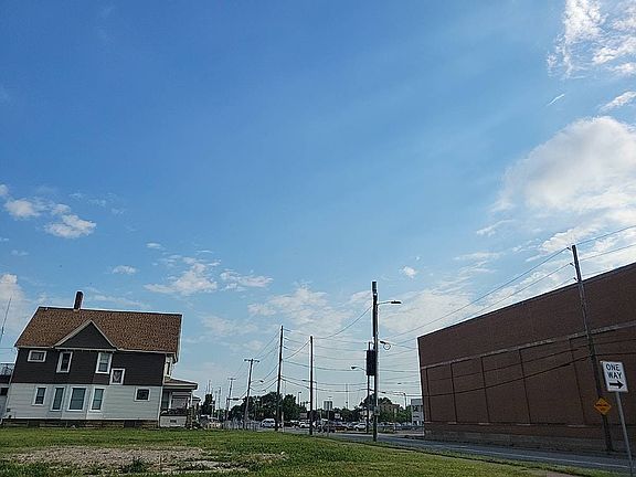 4th image of 542 3rd St