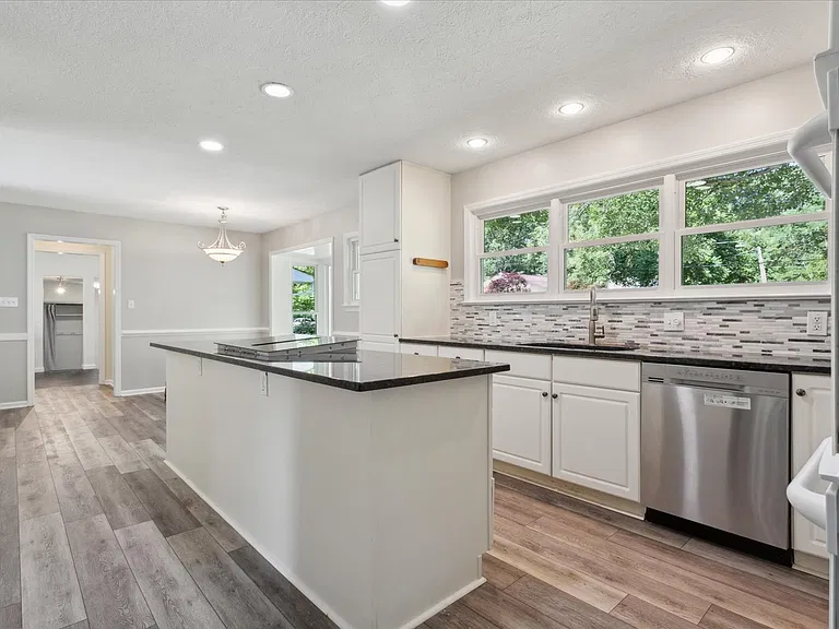 112 Leslie Dr — Photo 16