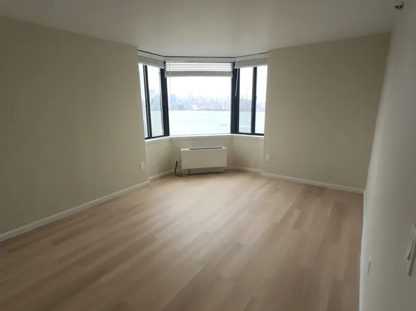 45 River Dr South image 7 of 19