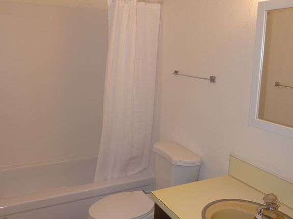 5th image of 2938 E Walnut St APT 07