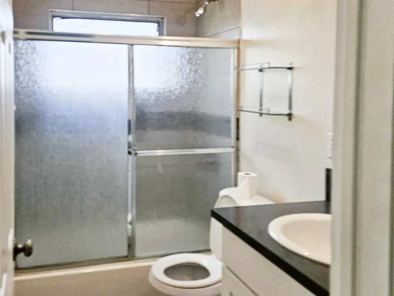 1026 San Rafael Ave — Photo 3