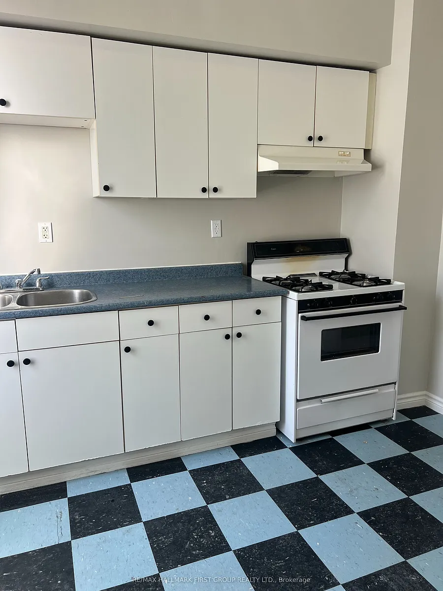 Building Photo - 730 Simcoe St S #6
