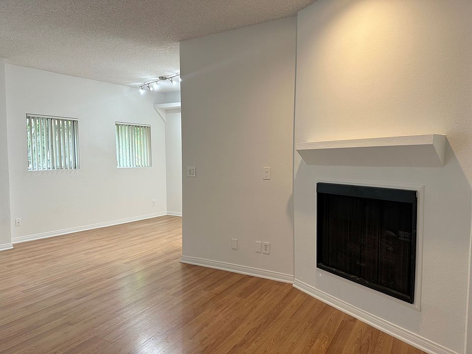 Livingroom with gas fireplace
