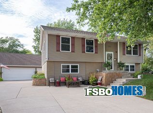 2233 Waveland Dr, Bettendorf, IA 52722