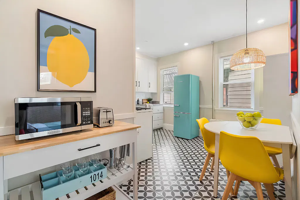 An electric eat-in kitchen to enjoy meals together