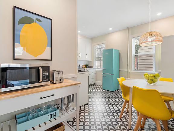 An electric eat-in kitchen to enjoy meals together