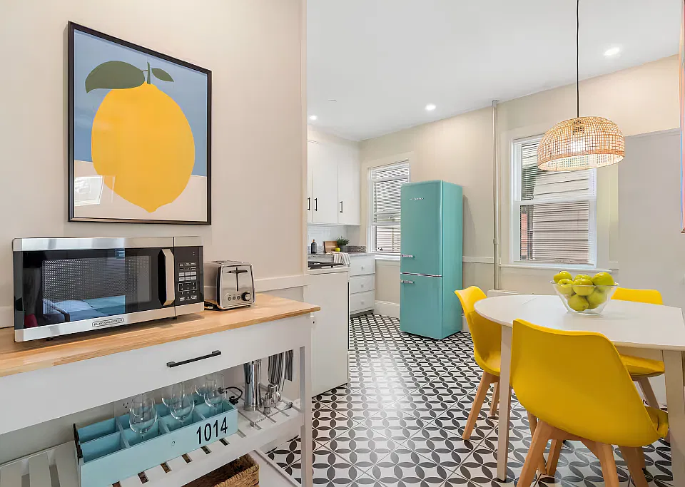 An electric eat-in kitchen to enjoy meals together