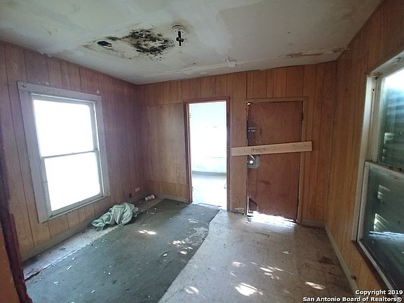 3rd image of 2707 E Houston St