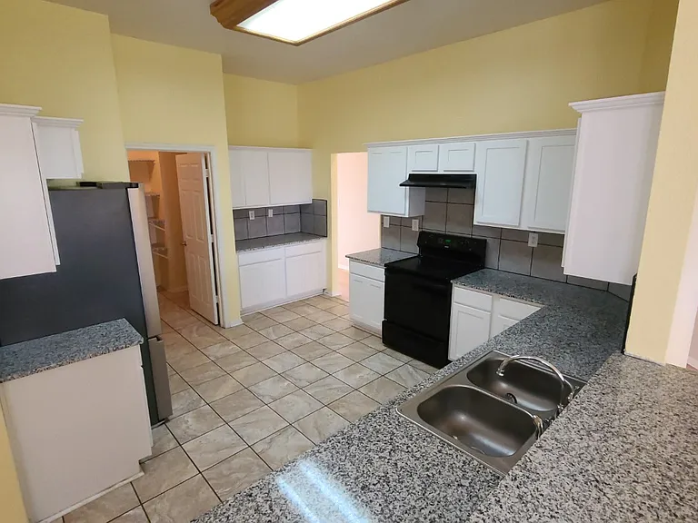 2801 Wisteria 4 kitchen (9)_04232024