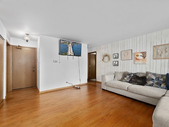 3rd image of 300 Sandpebble Ln N #323