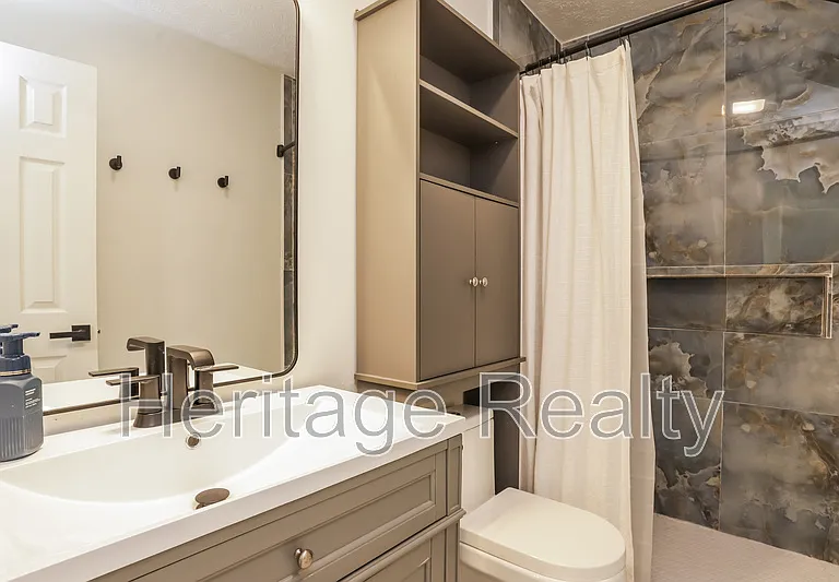 2574 Kenilworth Ln — Photo 6