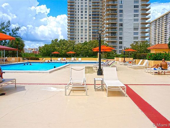 3rd image of 210 174th St APT 809