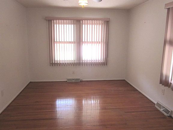 2nd image of 218 Brentwood Cir