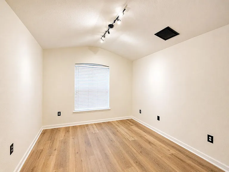 202 Mossberg Ln — Photo 16