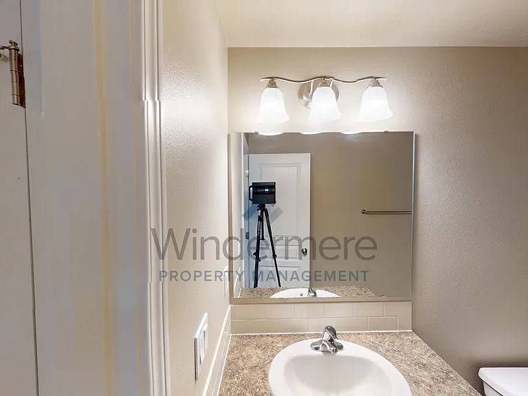 1215 SW Settlement St — Photo 3