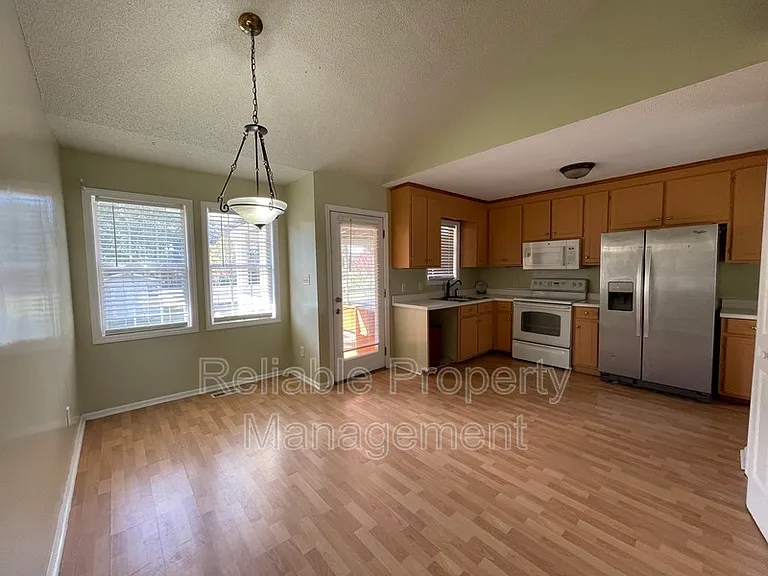 108 Patricia Dr — Photo 5