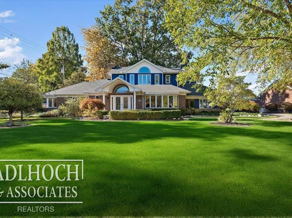 20363 Sunningdale Park, Grosse Pointe Woods, MI 48236