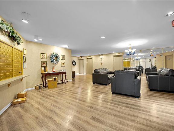 2nd image of 909 E Kenilworth Ave Unit 402