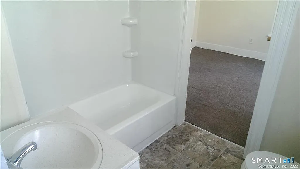 5 bed, 1.5 bath, 1883 sqft, $2,500 — Photo 2