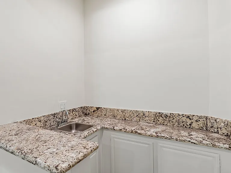 430 N Maple Dr — Photo 3