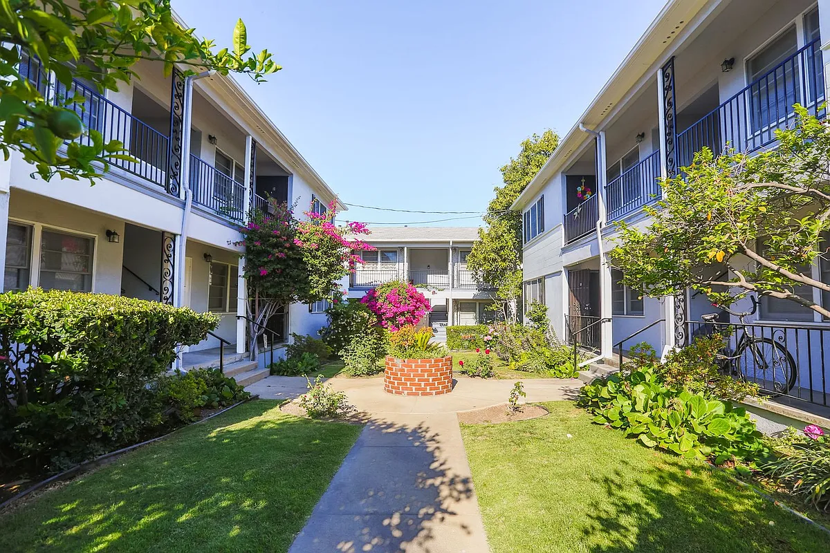 Building Photo - 824Garf