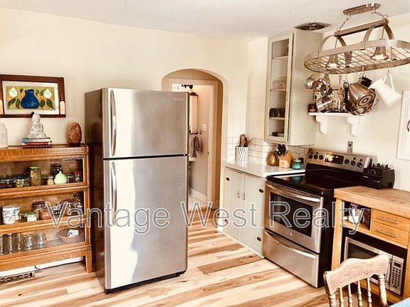 3rd image of 867A Rowcliffe Ave