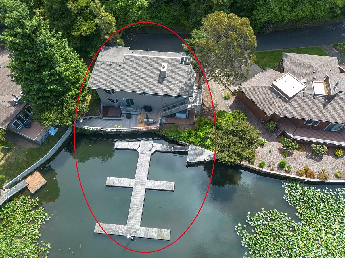 1253 NE East Lagoon Dr — Photo 4