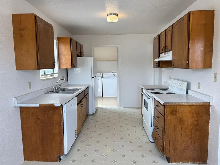 463 Topaz Dr — Photo 5