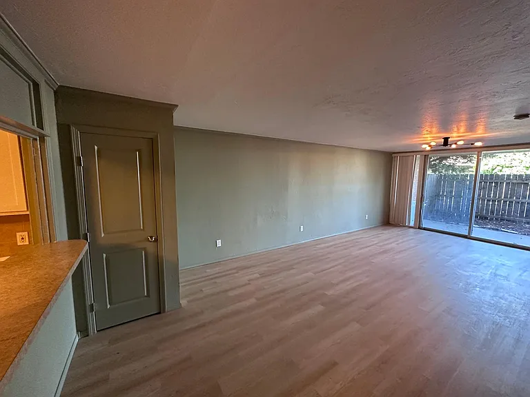 6000 N Brookline Ave #53 — Photo 4