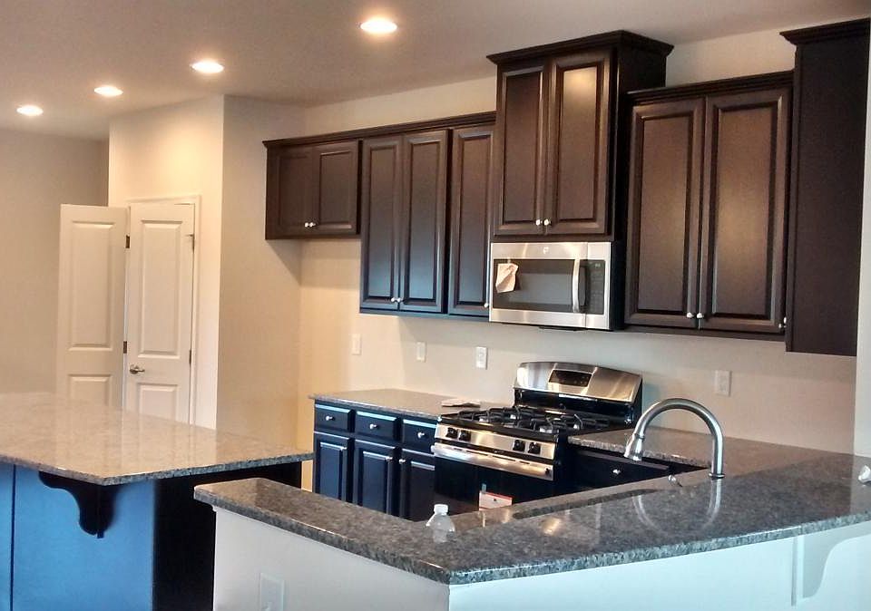 Kitchen with Large-size Island