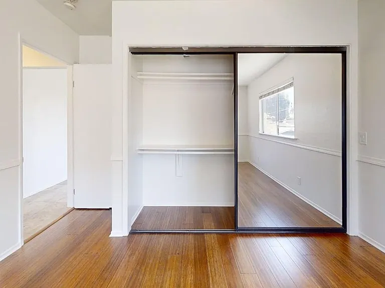 2BD/1BA Apartment in Belmont Heights — Photo 11