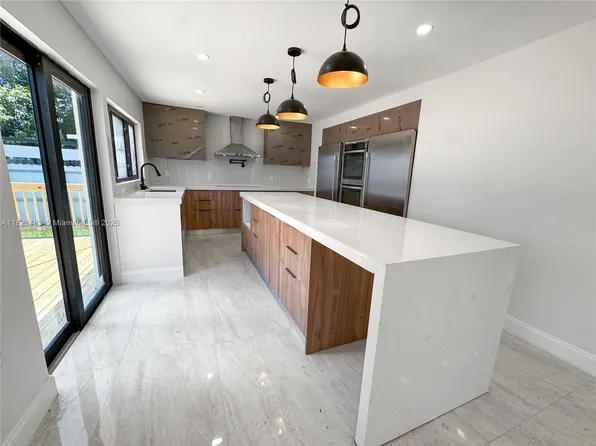 760 NE 163rd St, Miami, FL 33162