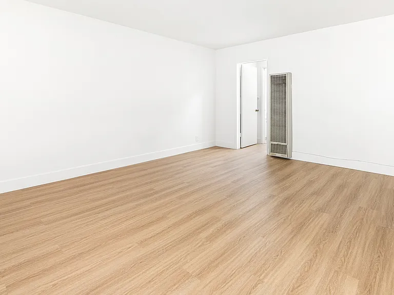 412 W Queen St #6 — Photo 3