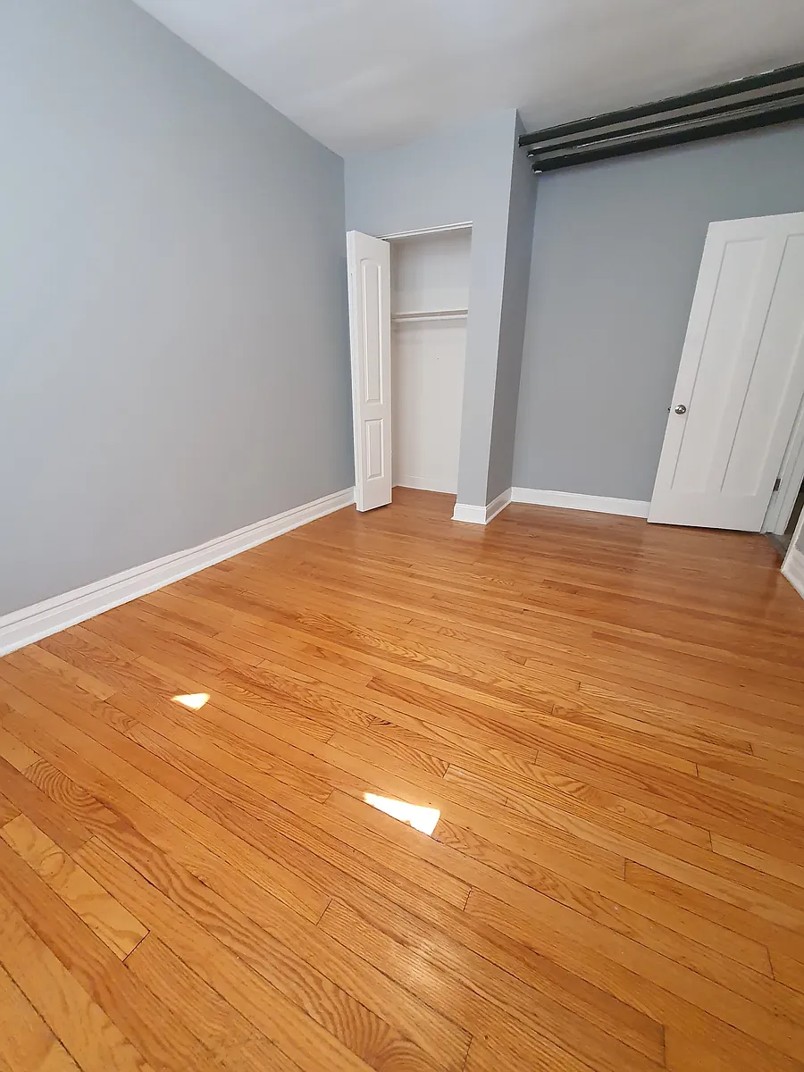 Building Photo - 404 E 72nd St #G