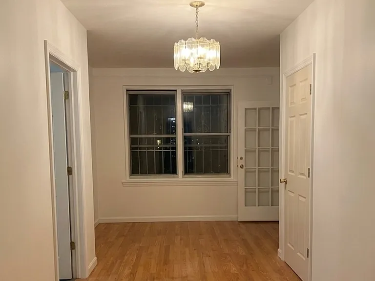 Beautiful and spacious bedroom with 2 access doors.