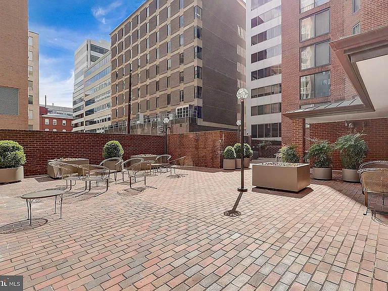 1099 22nd St NW #201 — Photo 39