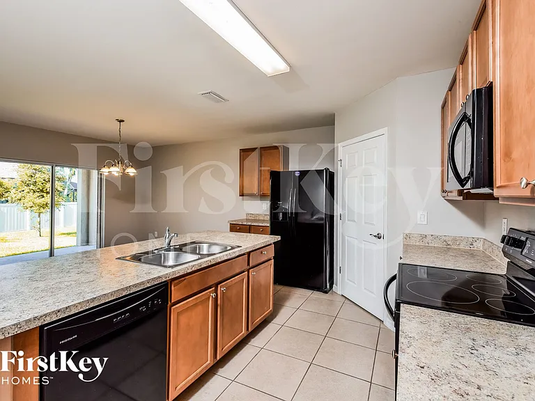 2704 SW 32nd St — Photo 7
