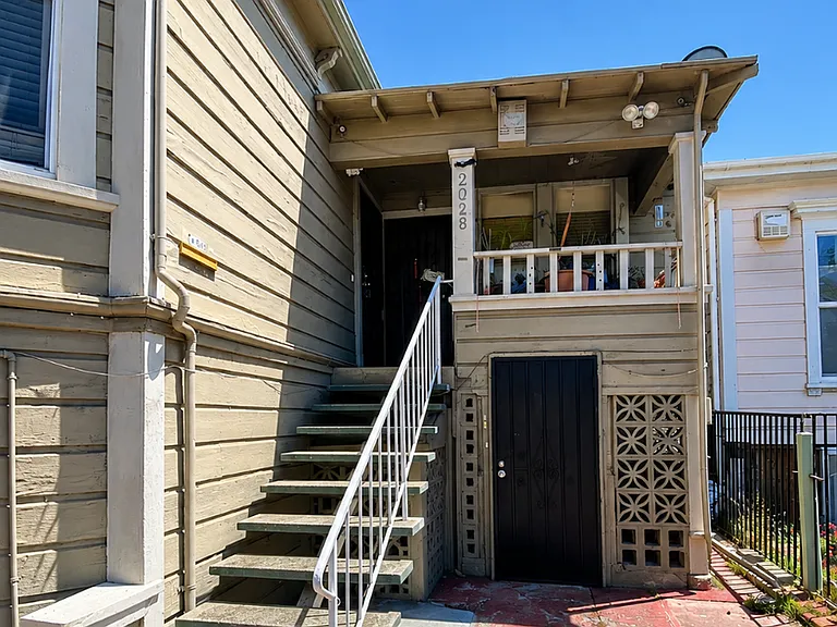 2028 Linden St — Photo 1