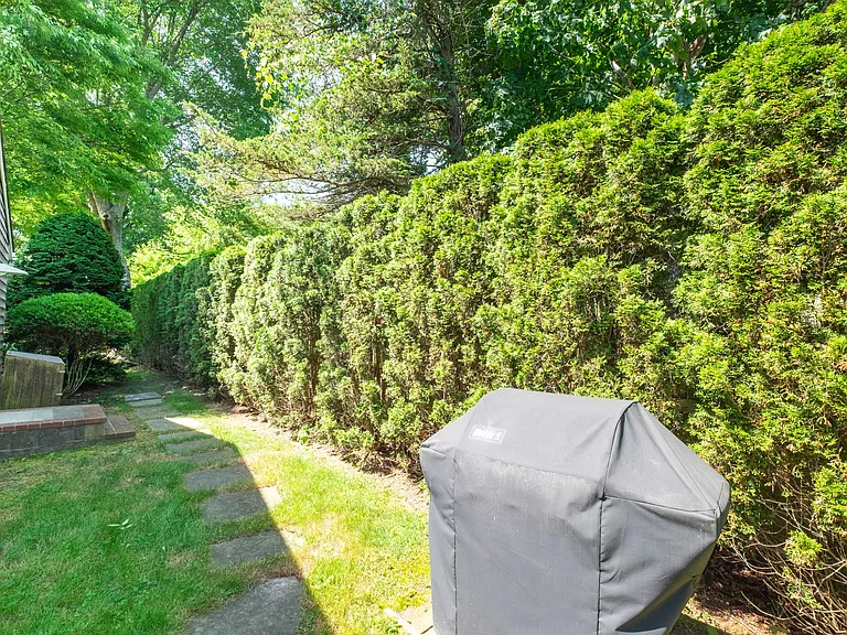 241 Pantigo Rd — Photo 35