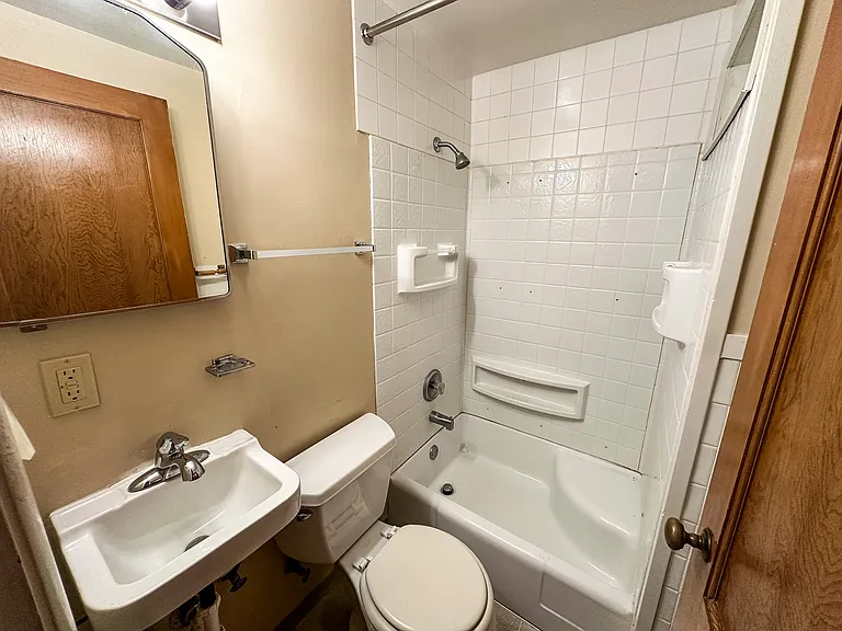 1820 S Duluth Ave #5 — Photo 6