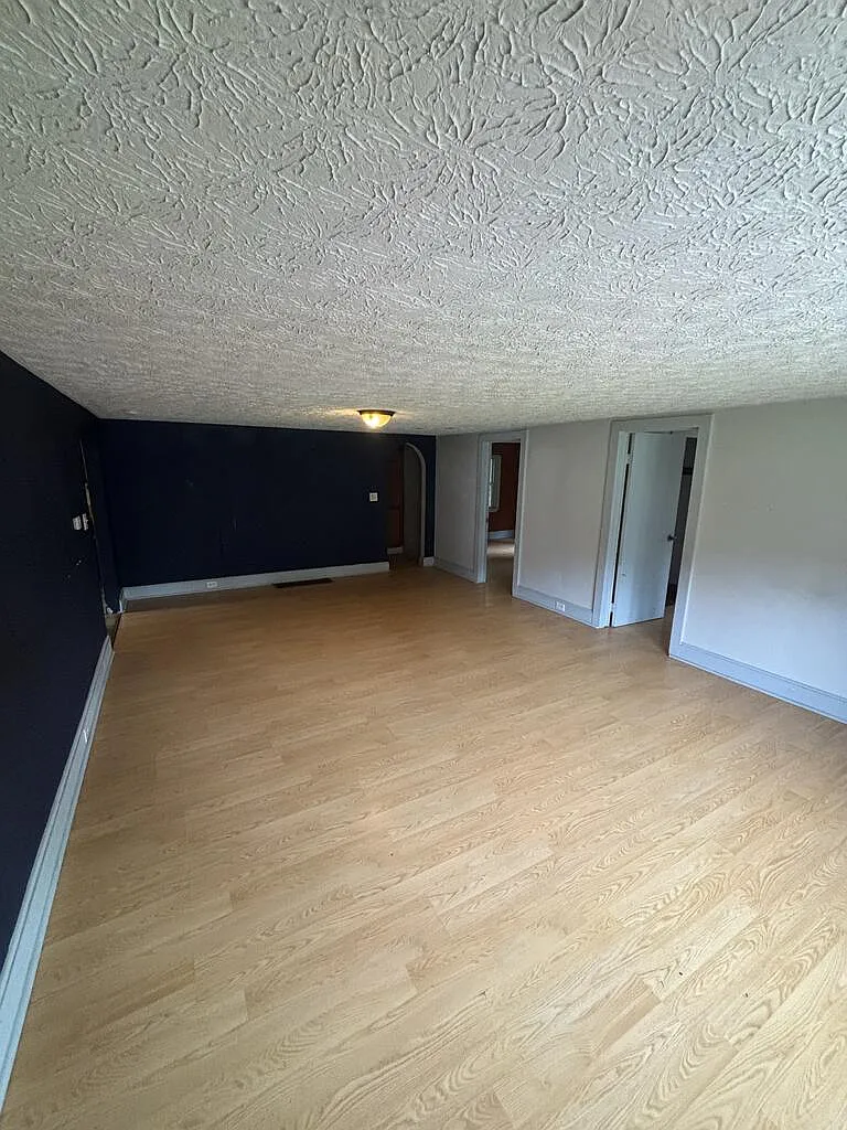 3 bed, 1.0 bath, 1290 sqft, $1,100 — Photo 4