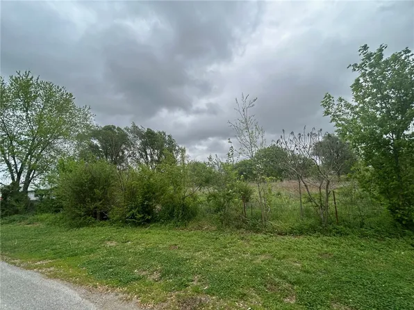 106 Nelson Park Rd SW, Gravette, AR 72736