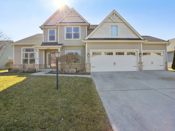 1205 Farm Lake Dr, Mahomet, IL 61853