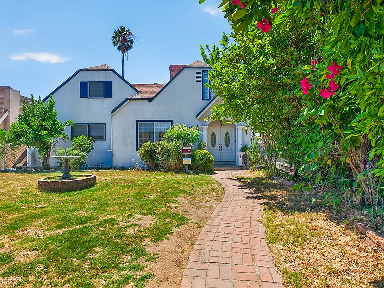 122 E Linda Vista Ave — Photo 1
